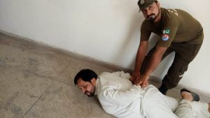 مسلم لیگ ن کا کارندہ پولنگ اسٹیشن پر ویڈیو بنانے کی وجہ سے گرفتار