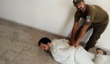 مسلم لیگ ن کا کارندہ پولنگ اسٹیشن پر ویڈیو بنانے کی وجہ سے گرفتار