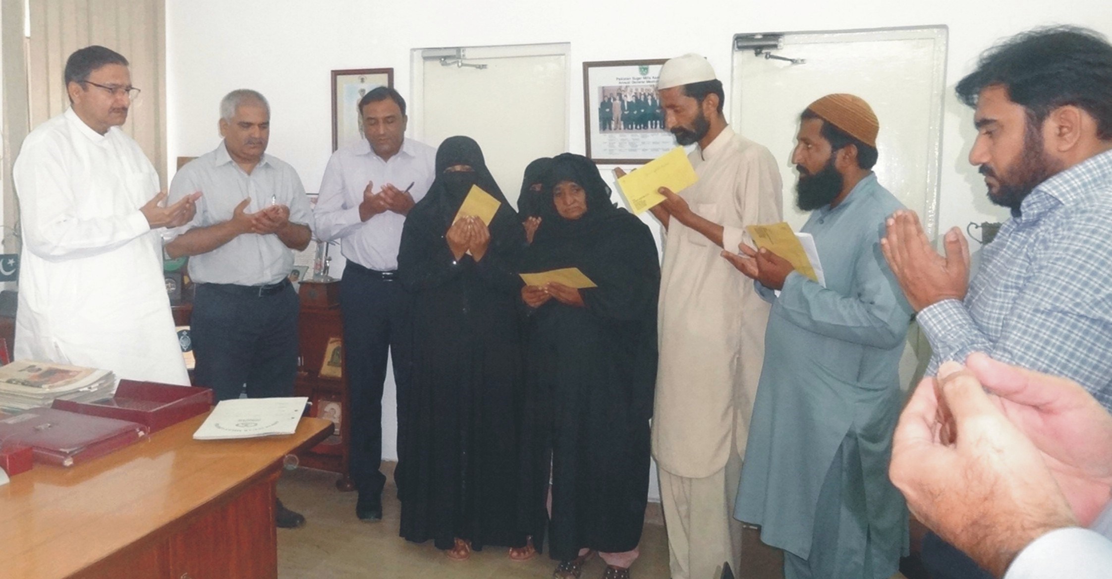 چو ہدری محمد ذکاء اشرف کا مرحوم گارڈ علی اکبر شاہ کے ورثاء سےاظہار تعزیت