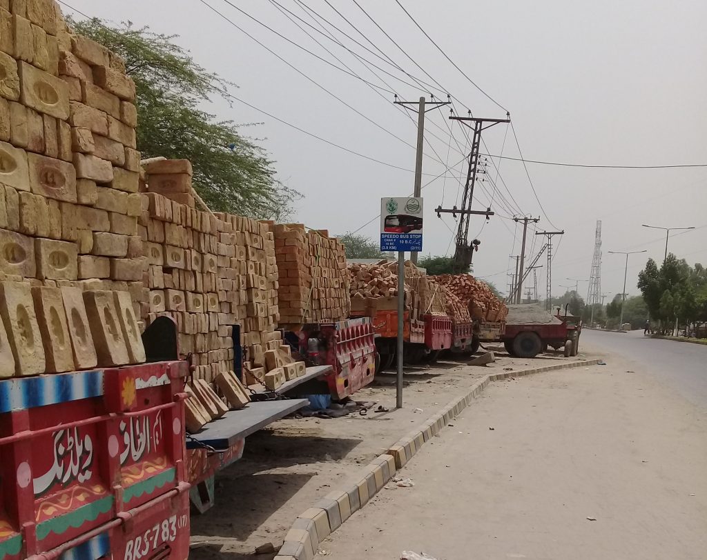 سپیڈو بس بہاولپور کے چک 10بی سی اسٹاپ پر ٹریکٹرز ٹرالیوں کا قبضہ، خواتین کو مشکلات