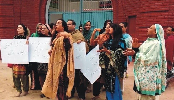 خواجہ سراؤں کاپولیس کے خلاف ڈانس کر کے انوکھااحتجاج