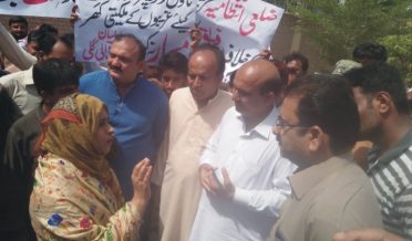 ضلعی انتظامیہ کا آپریشن،بستی پنواراں حسینی چوک کے رہائشیوں کا  احتجاج