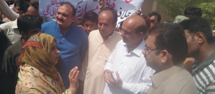 ضلعی انتظامیہ کا آپریشن،بستی پنواراں حسینی چوک کے رہائشیوں کا احتجاج