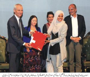 اسلامیہ یونیورسٹی بہاولپور کی طالبہ نے بہترین آرٹسٹ کا ایوارڈ جیت لیا