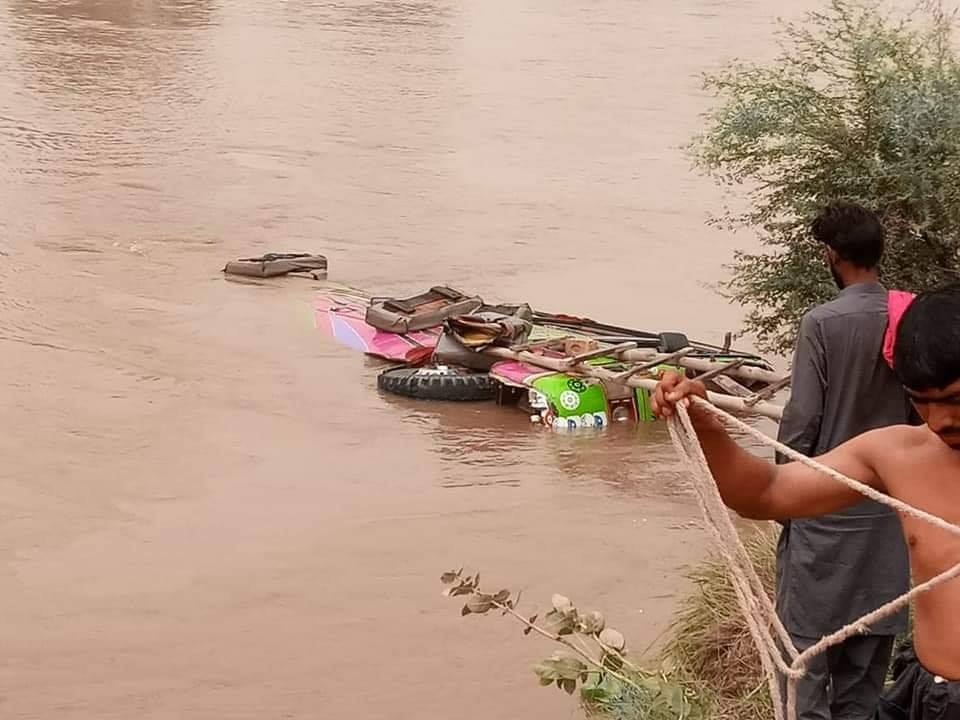 رکشہ کو بچانے کی کوشش، کوسٹر نہر میں جا گری