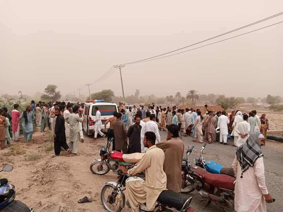 رکشہ کو بچانے کی کوشش، کوسٹر نہر میں جا گری