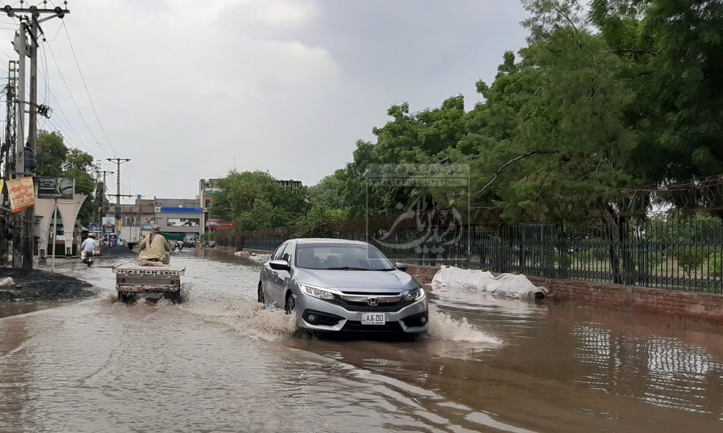 بہاولپور میں بارش کے بعد سڑکوں پر پانی جمع ہو گیا