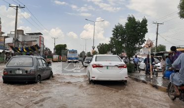 بہاولپور میں بارش کے بعد سڑکوں پر پانی جمع ہو گیا