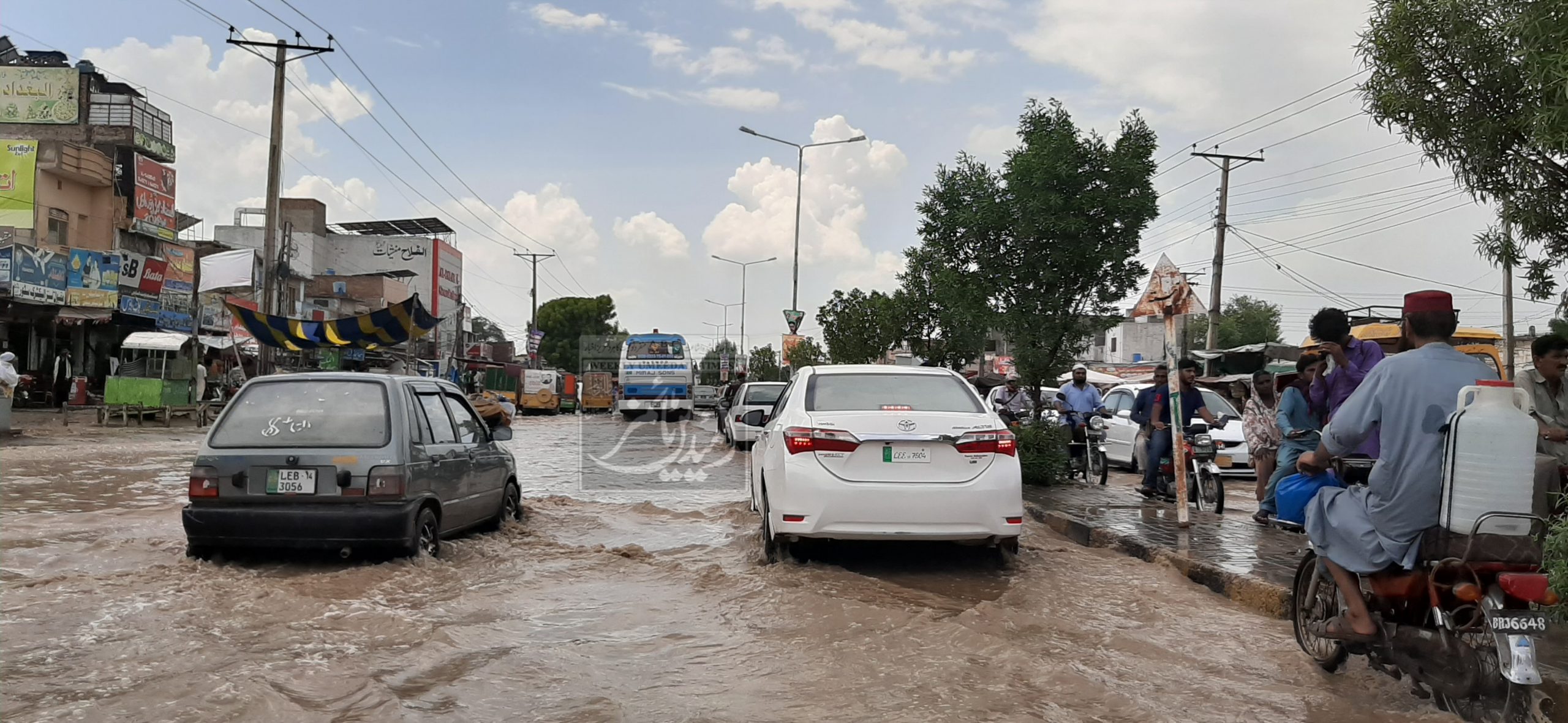 چند منٹوں کی بارش ، شہر کی سڑکیں ڈوب گئیں