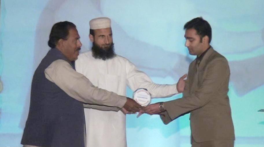 عمیر خان کو میتھ کلب سوسائٹی کی جانب سے اعزازی ایوارڈ دیا گیا عمیر خان کو میتھ کلب سوسائٹی کی جانب سے اعزازی ایوارڈ دیا گیا
